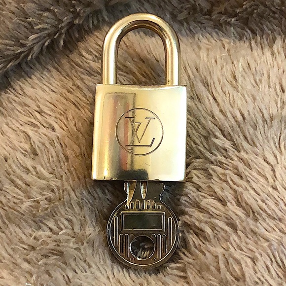 Vintage LV Louis Vuitton Padlock Lock & Key 206 - Picture 8 of 13